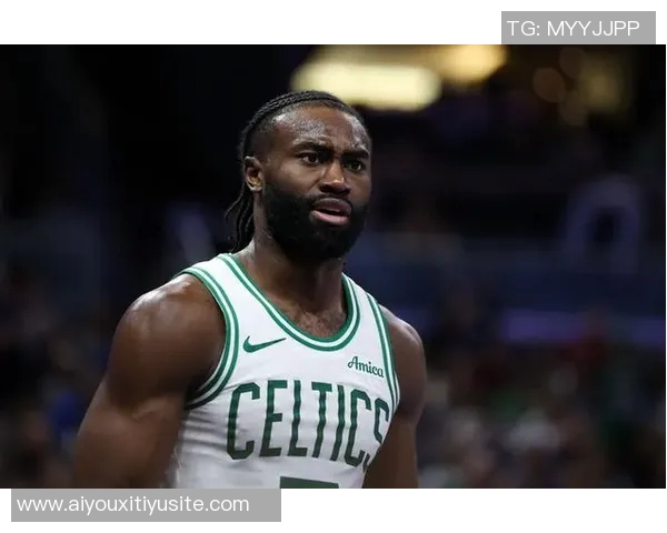 布朗遭遇滑铲未判犯规主裁解释两人滑倒导致未吹哨