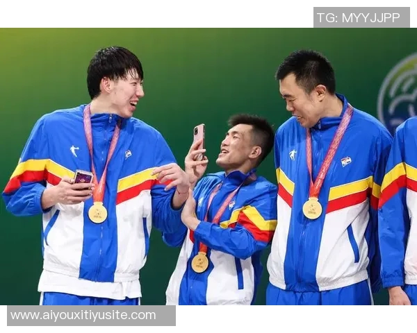 周琦首次现场观赛感受男双比赛魅力轻松3-0胜利乐趣无穷